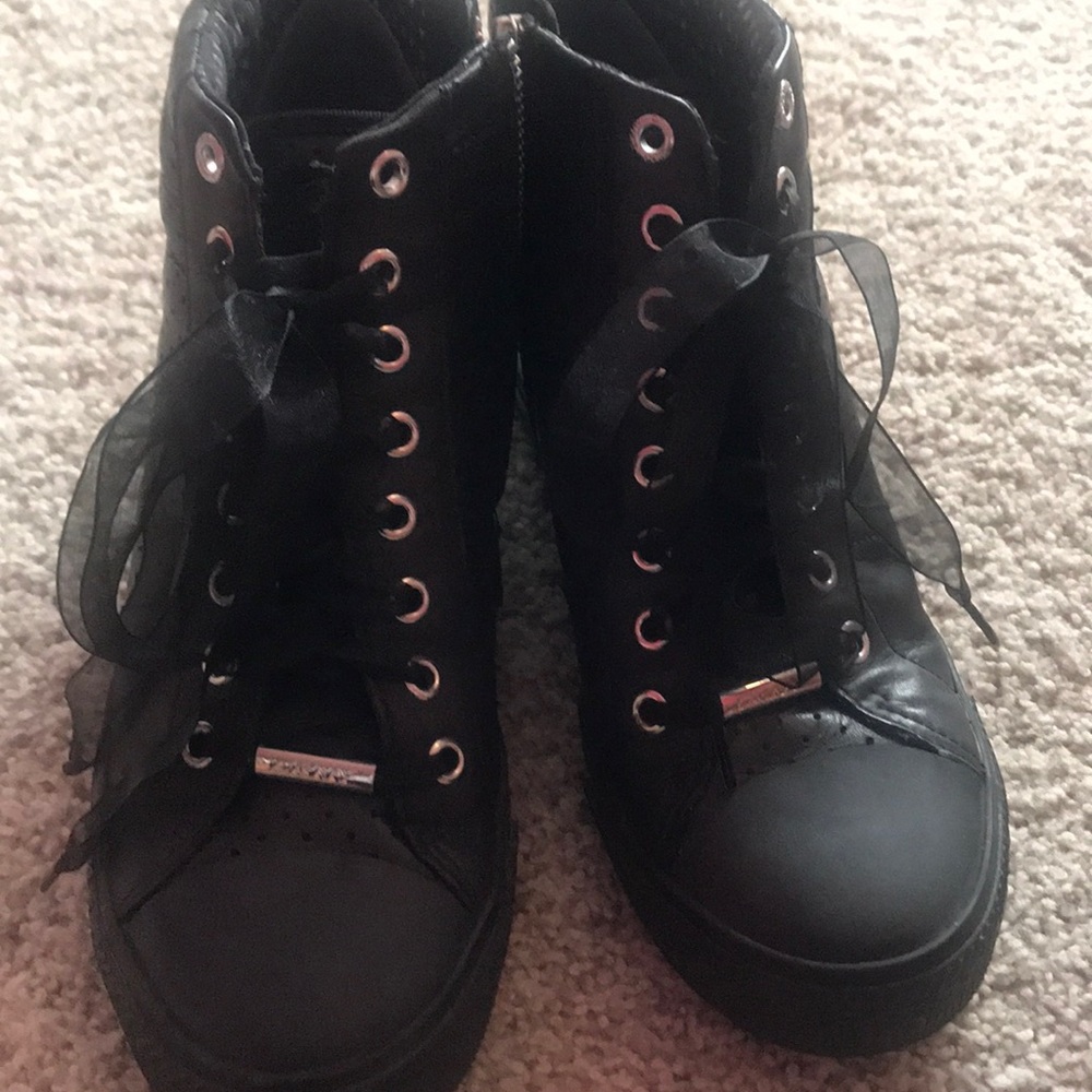 Women’s wedge sneaker